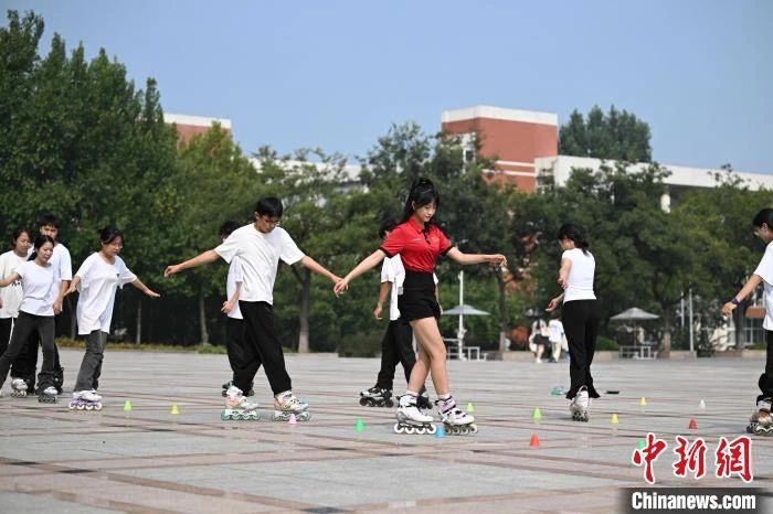 中新网:“00后”老将舞动“国风轮滑”,跨界传播中国文化