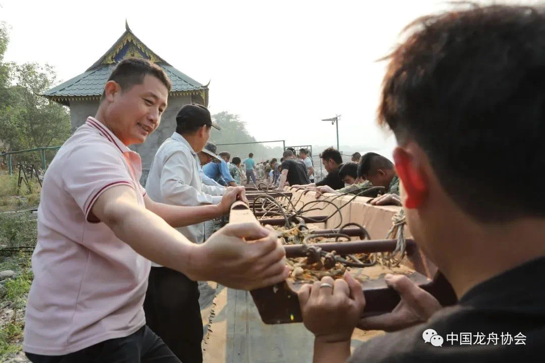 西双版纳：备战龙舟赛 迎接泼水节