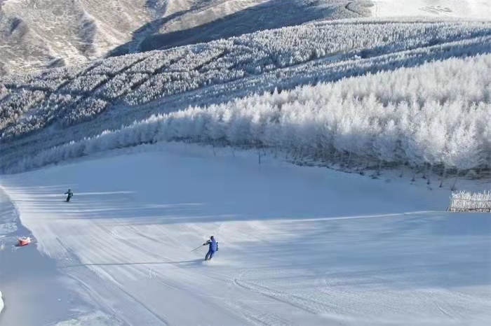 国内各类冬季赛事陆续展开 大众冰雪活动持续升温